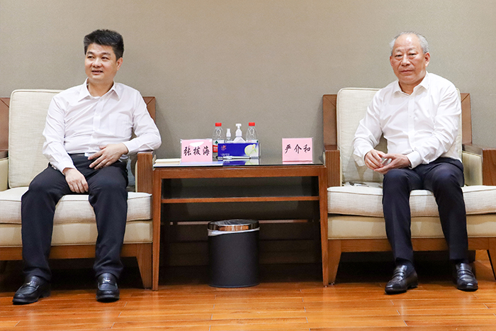 1682060386618008964.jpg 嚴(yán)介和理事長(zhǎng)同東莞市大嶺山鎮(zhèn)委書(shū)記張拔海會(huì)談1.jpg