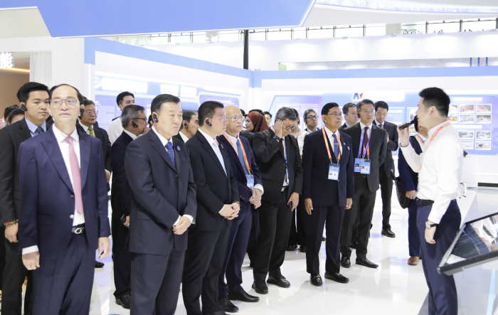 住建部黨組書(shū)記、部長(zhǎng)倪虹攜東盟各國(guó)建設(shè)部長(zhǎng)參觀“中國(guó)—東盟建筑業(yè)合作與發(fā)展成果展”太平洋建設(shè)展位1.jpg