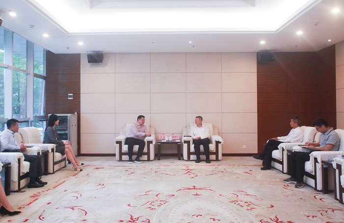 1697770824440098793.jpg 20231018嚴(yán)昊同河源市高新區(qū)黨工委書記駱世文會(huì)談2.jpg