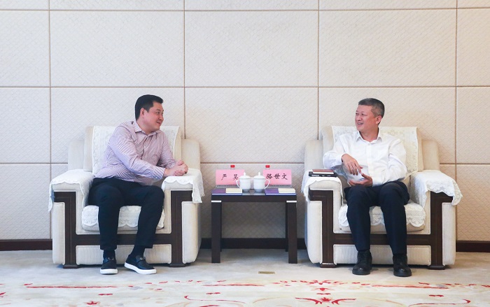 1697770845516039598.jpg 20231018嚴(yán)昊同河源市高新區(qū)黨工委書記駱世文會(huì)談1.jpg