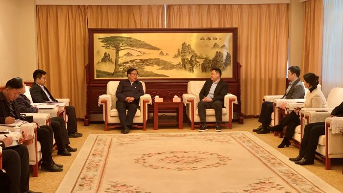 嚴(yán)昊與新疆巴音郭楞蒙古自治州黨委常委，庫(kù)爾勒市委書(shū)記李承剛會(huì)談1.jpg