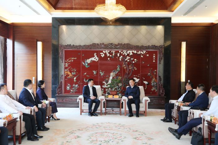 1698208394962063242.jpg 嚴(yán)昊與揚州市長2.jpg