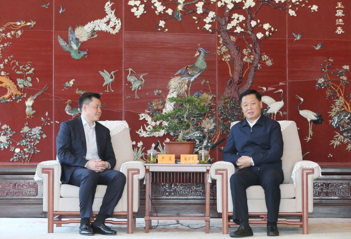 1698208424884009521.jpg 嚴(yán)昊與揚州市長1.jpg