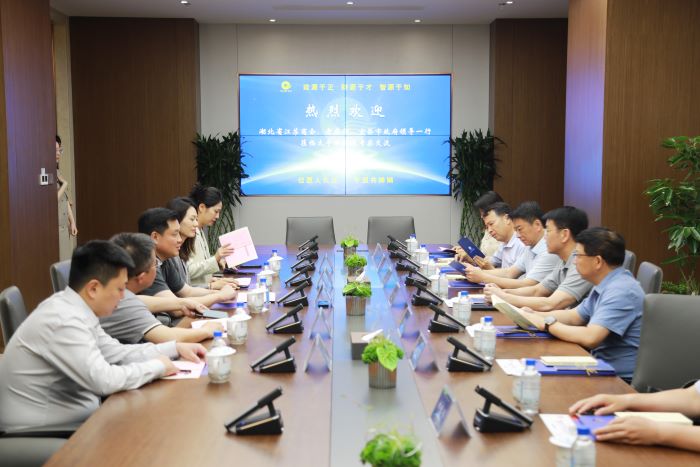 1717146324315002757.jpg 5月30日嚴昊主席與湖北省江蘇商會會長李興東一行會談1.jpg