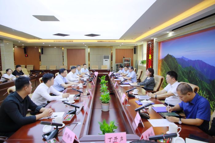 1726804247650062674.jpg 20240918嚴(yán)昊與廣西防城港市委書(shū)記黃江會(huì)談1.jpg