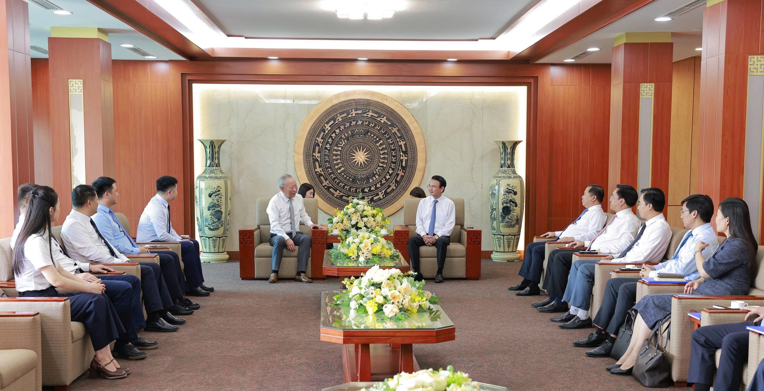 20250724嚴(yán)介和理事長(zhǎng)與越共中央委員會(huì)委員，富壽省委書(shū)記鄧春峰會(huì)談2.jpg